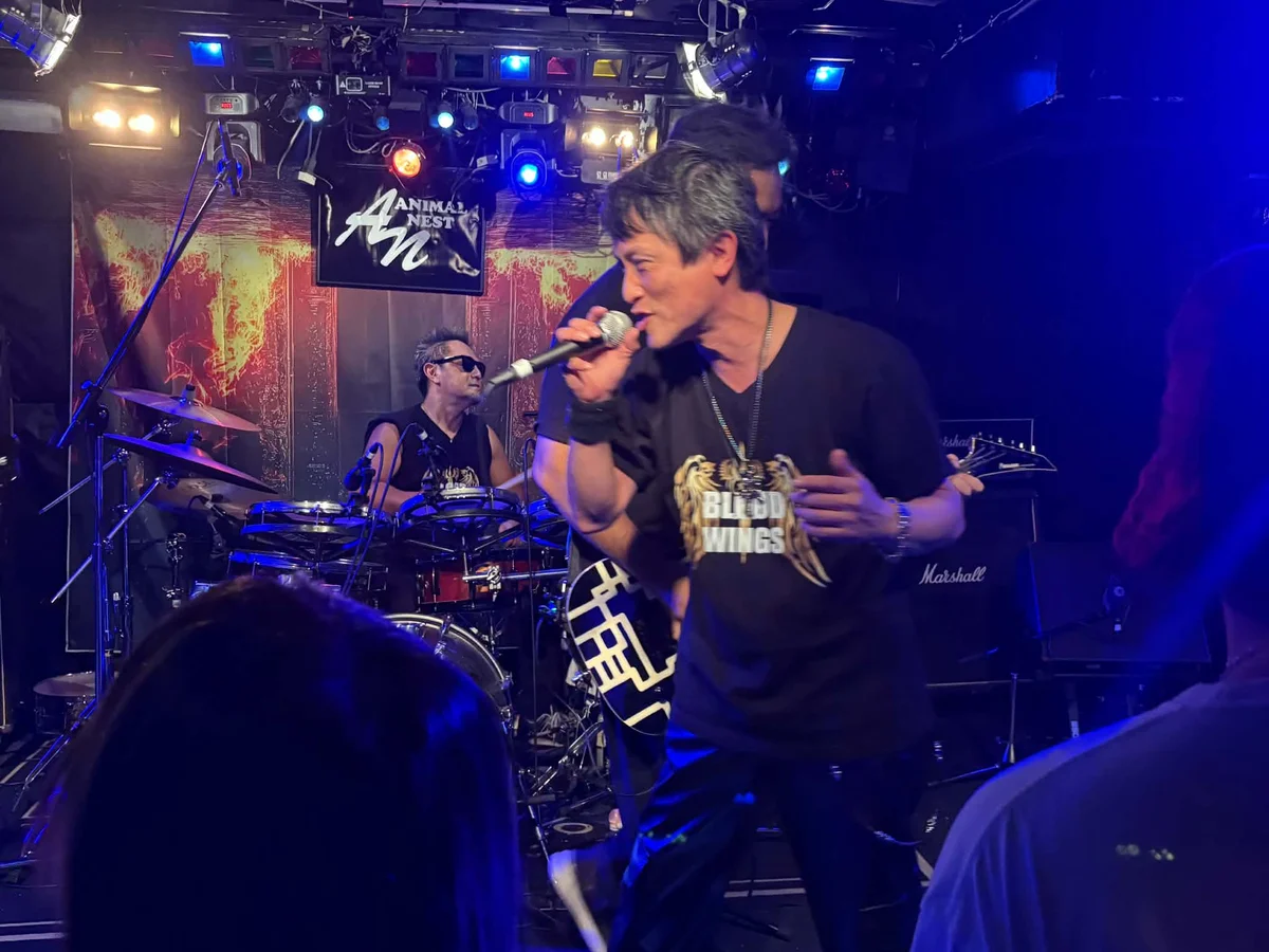 マイクを手にライブで歌うhide