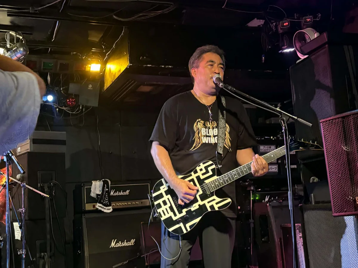 ライブでギターを演奏するMakoto