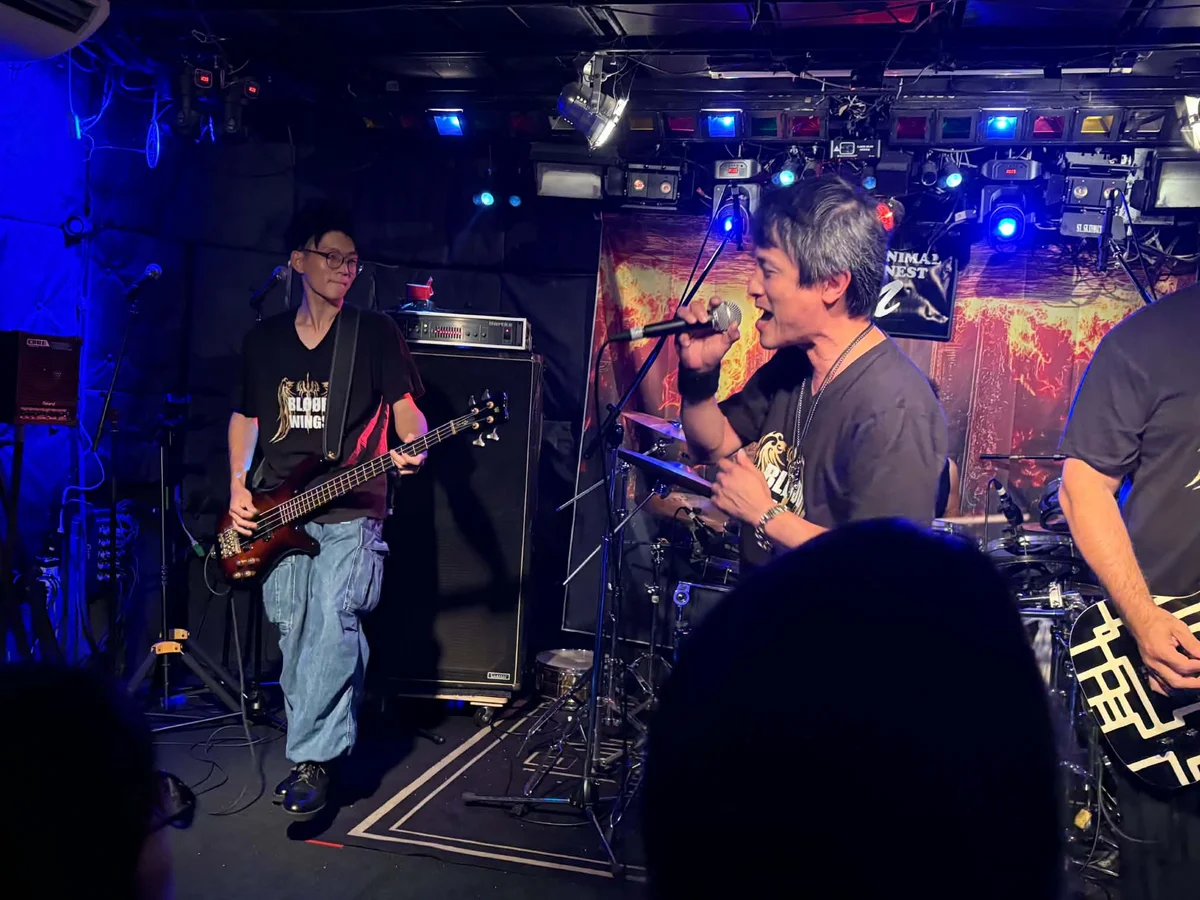 ライブでベースを演奏するSoichiroとボーカルのhide
